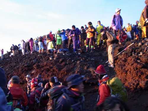 御来光を拝む登山者